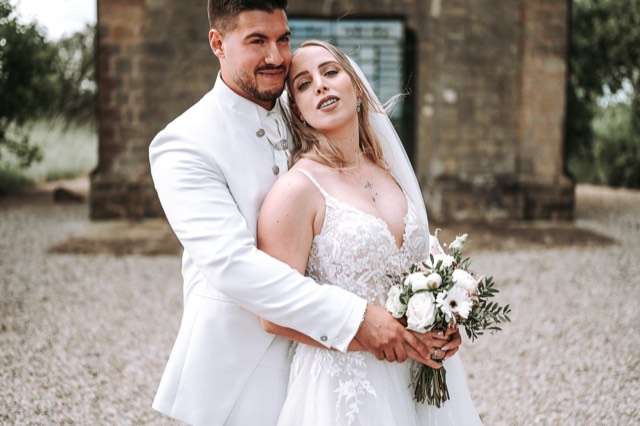 Portrait rapproché des mariés avec le bouquet